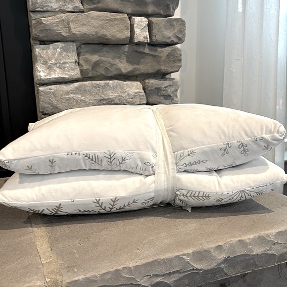 Throw By Marlo Lorenzo,2 duck feather filled,zipper,velvet,metallic snowflake - Picture 5 of 10